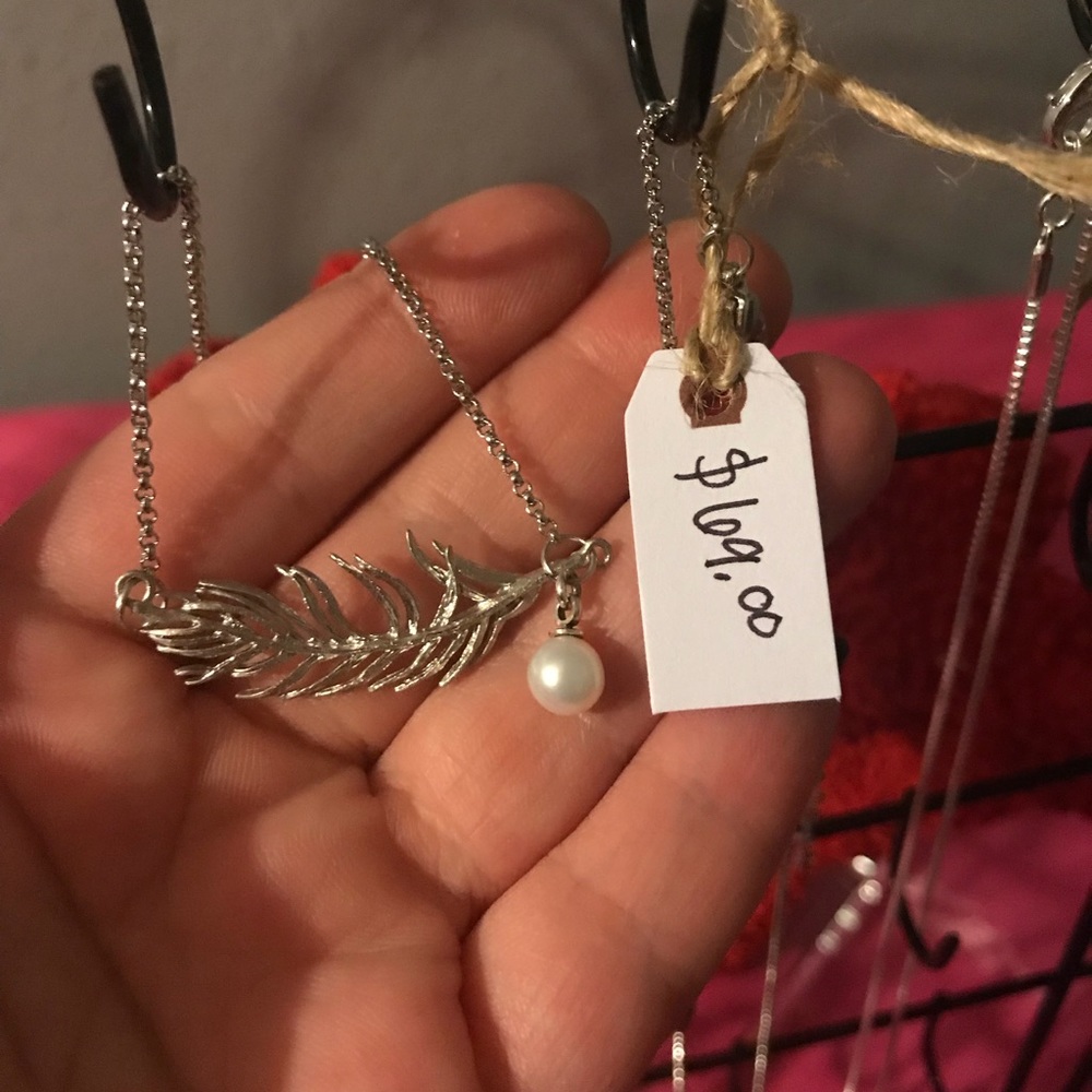 Vantel pearls feather in the wind neckalce